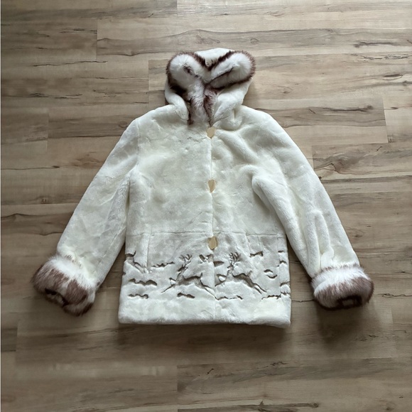 Elegant White Faux Fur Coat with Reindeer Design - Picture 3 of 12